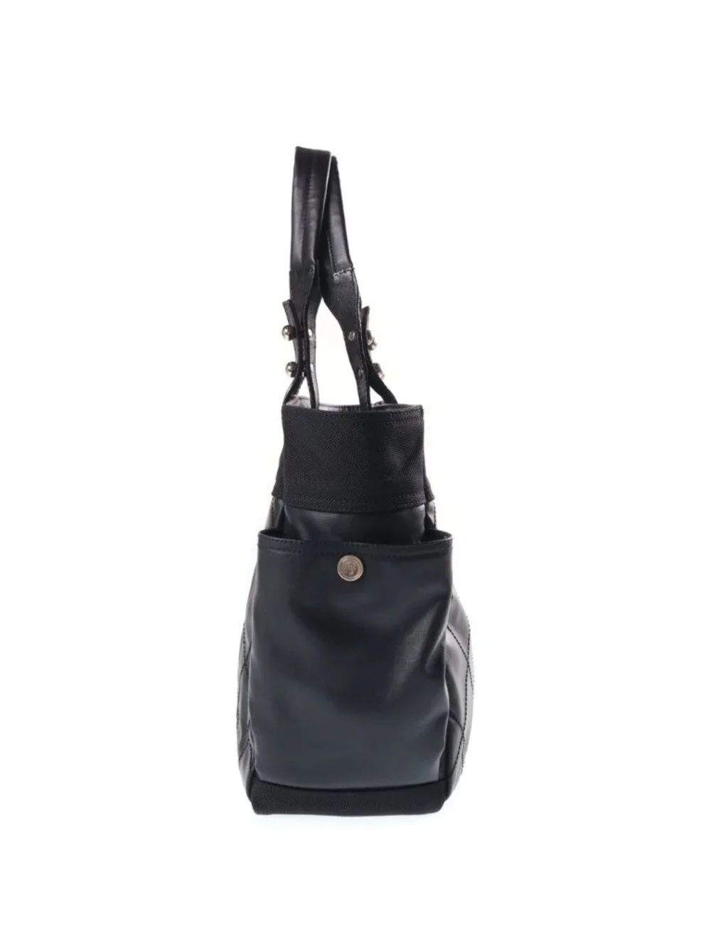 CHANEL accented items odors